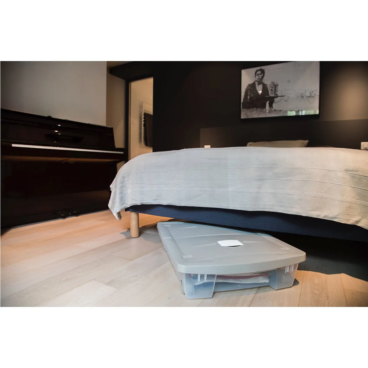 Under-bed plastic storage box 50 l with wheels and lid, light grey — zdjęcie 6 z 8
