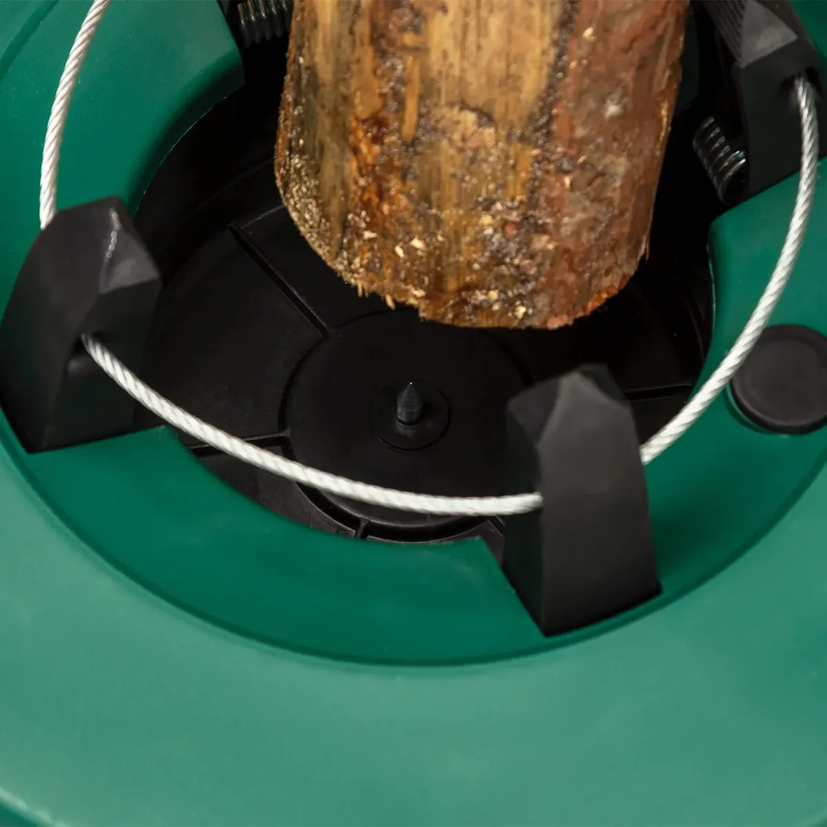 Upínání stojanu KAMAI na kmeni stromku, detail lanka